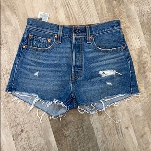LEVI’S 501 DISTRESSED JEAN SHORTS SIZE 26